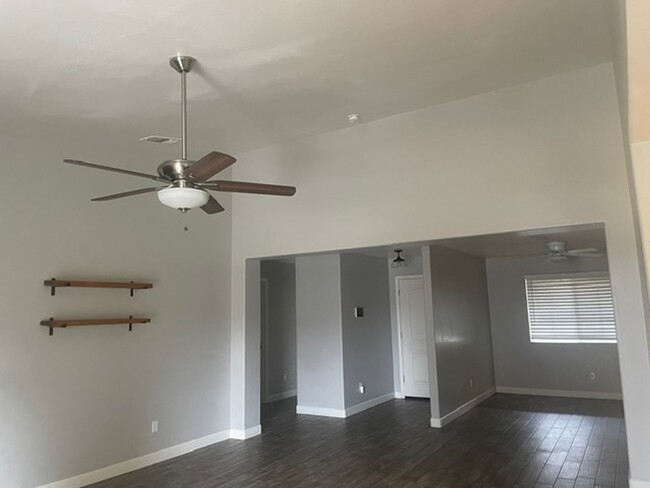 Building Photo - Updated Sunnyside 3/2 Home in Clovis Schoo...