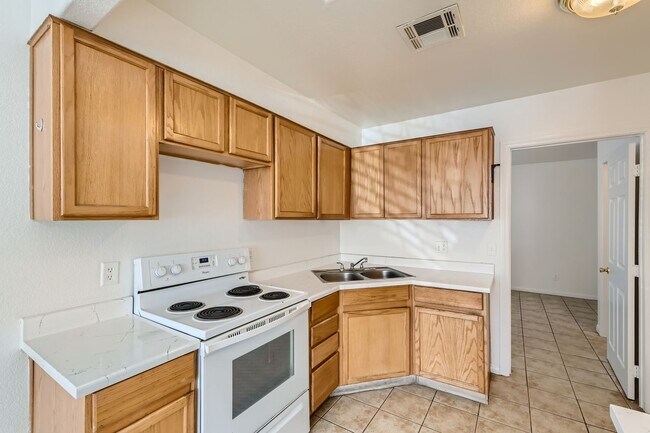 Building Photo - 1 Bedroom Unit with Gated Parking!