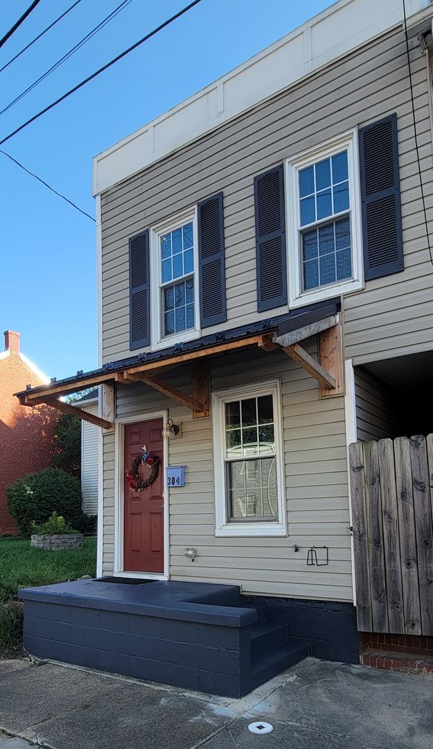 Building Photo - Beautifully Maintained Townhome in Downtow...