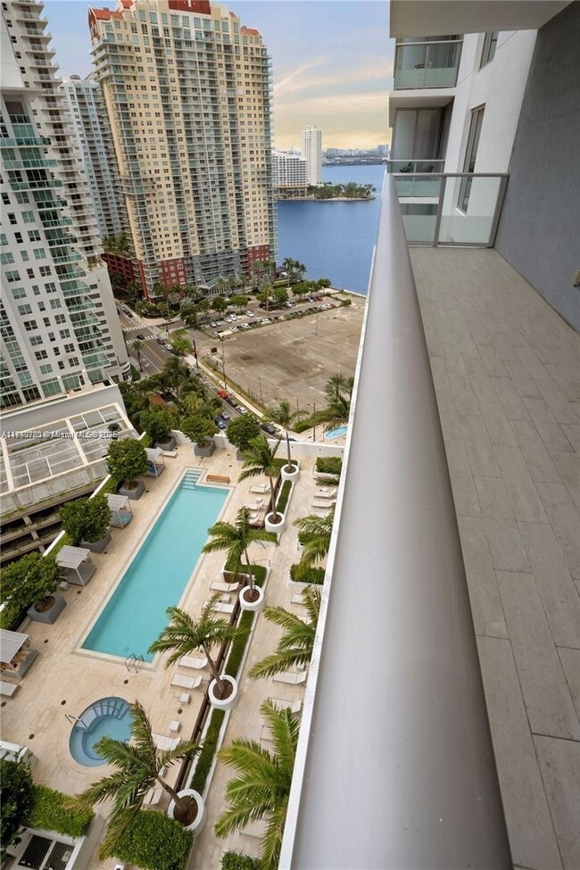 Building Photo - 1300 Brickell Bay Dr