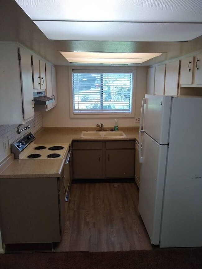 Building Photo - Beautiful Quailbrook 2 Bedroom!
