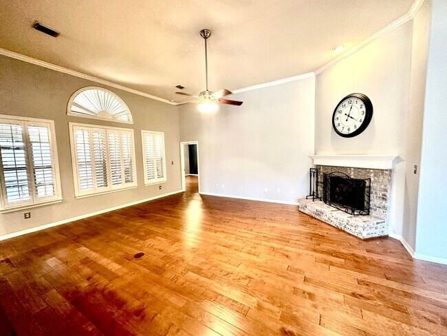 Building Photo - Fabulous Home ~ Gated Community ~ Close to...