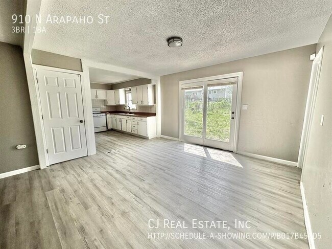 Building Photo - 910 N Arapaho St