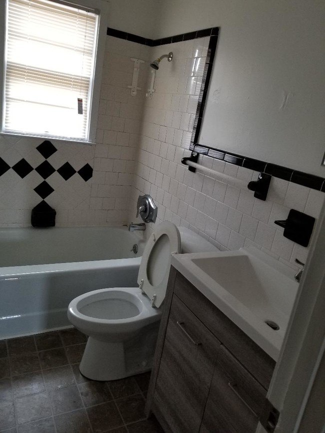 Building Photo - 105 Peach Dr