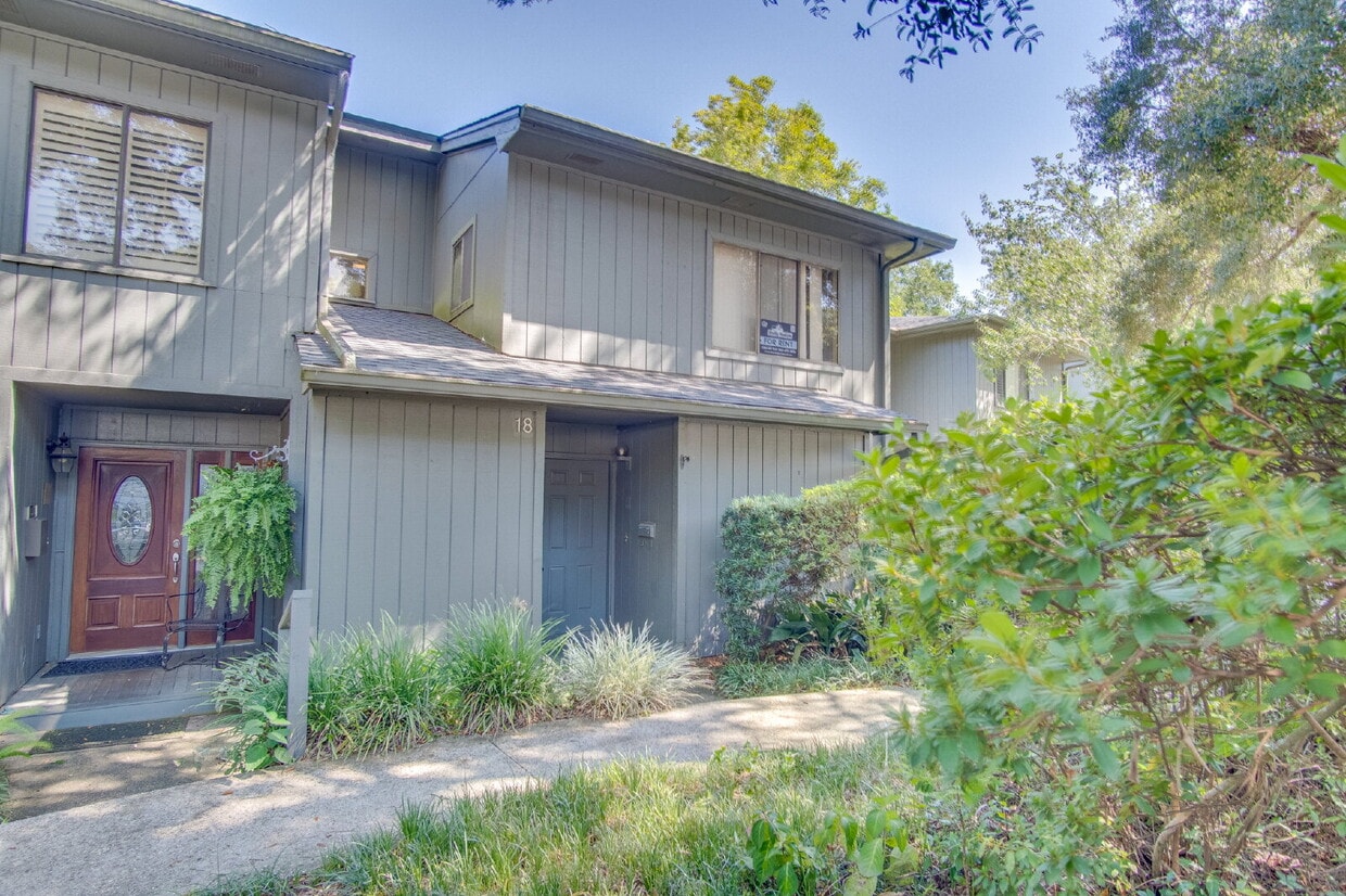 Foto principal - 2 Bedroom, 2.5 Bath Townhome with Easy Acc...