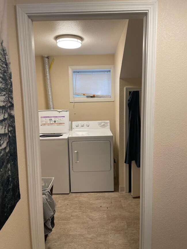 Lavadora y secadora fuera de la unidad. - 3612 Arkansas Dr