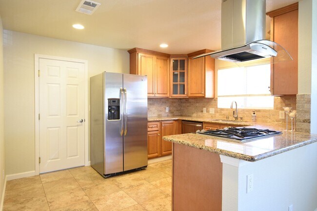 Foto del edificio - Remodeled and Charming 3 Bedroom 2 Bath Santa Clara Home!