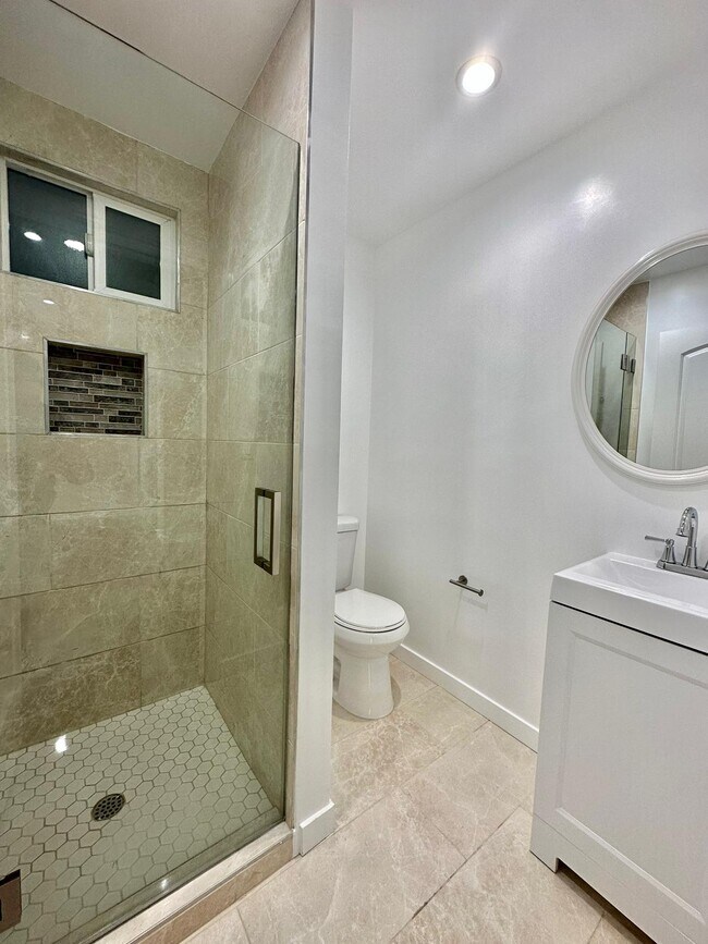 Building Photo - 2918 Leeward Ave