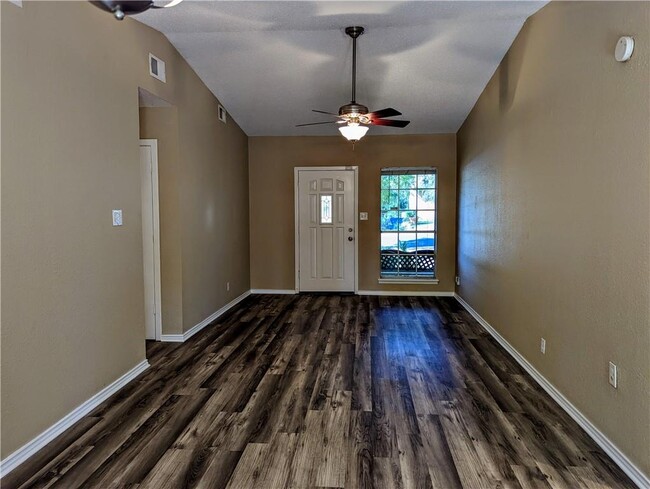 Foto del edificio - 812 Hill Wood Dr