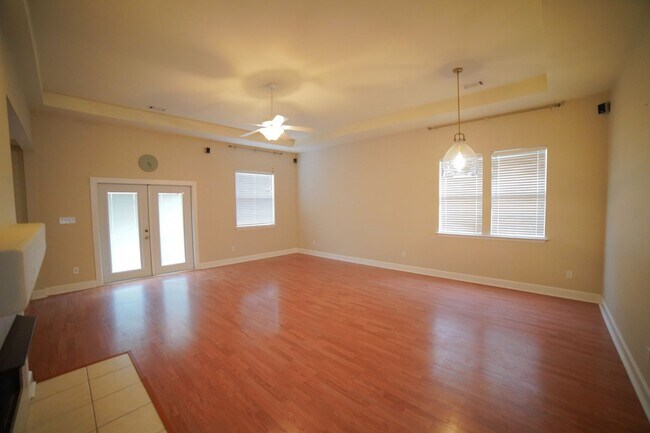 Building Photo - 3 Bed / 2 Bath with 2 Car Garage Off Apala...