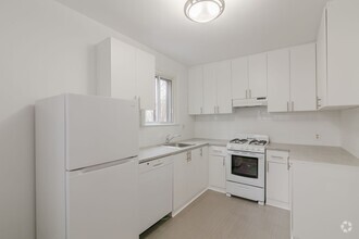 Building Photo - 4585 Av. Dupuis