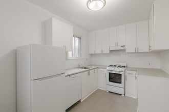 Building Photo - 4585 Av. Dupuis