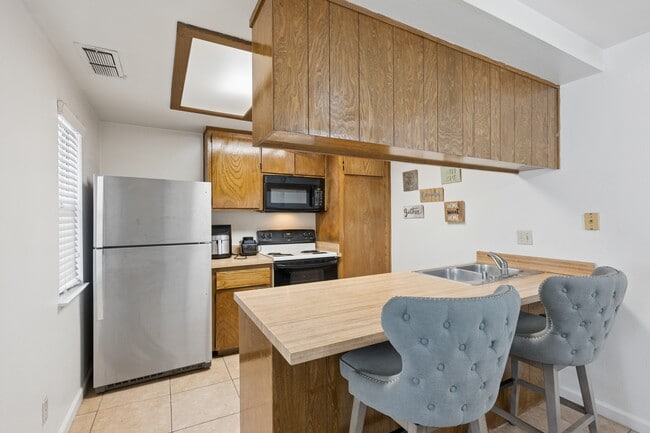 Building Photo - Laurelwood Oaks