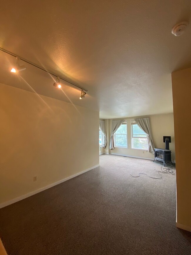 Building Photo - In town 1 bedroom/1 bathroom plus large la...