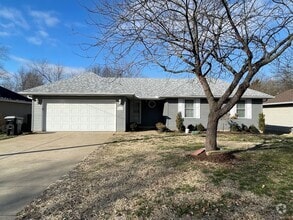 Building Photo - 5627 S Pinehurst Ave