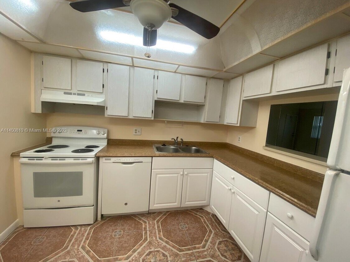 Primary Photo - 6890 Royal Palm Blvd