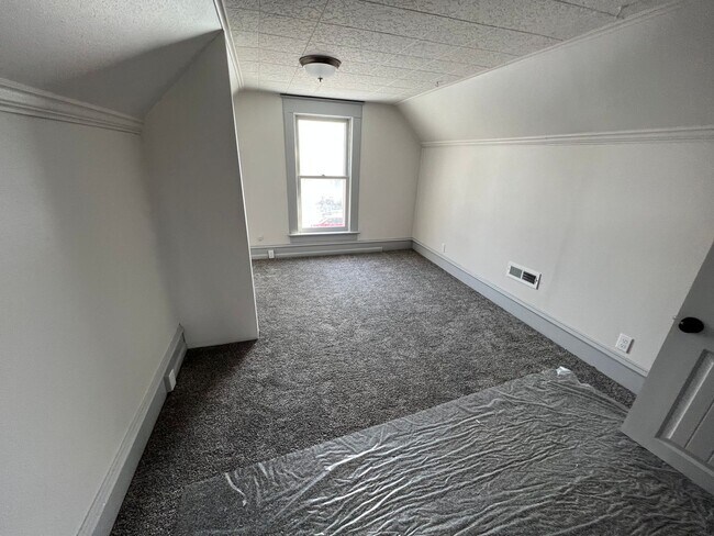 Building Photo - Beautiful Remodeled Home