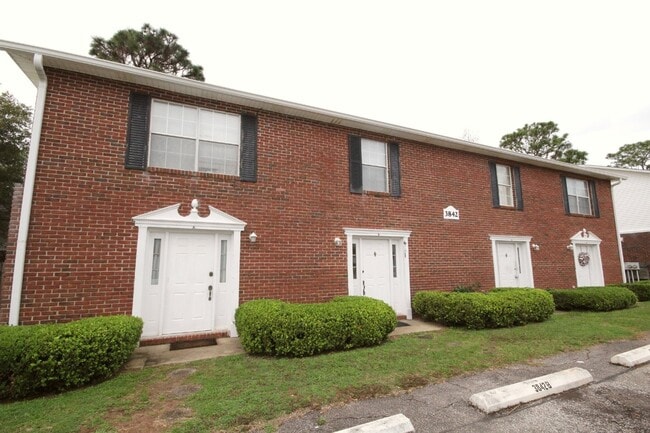 Building Photo - Private End-Unit Townhome with Fenced Yard...