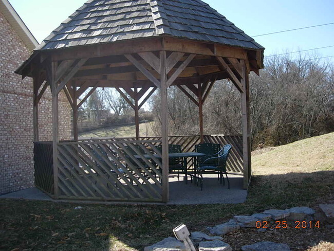 Building Photo - NICE Condo in GREAT location!!! VERY clean...