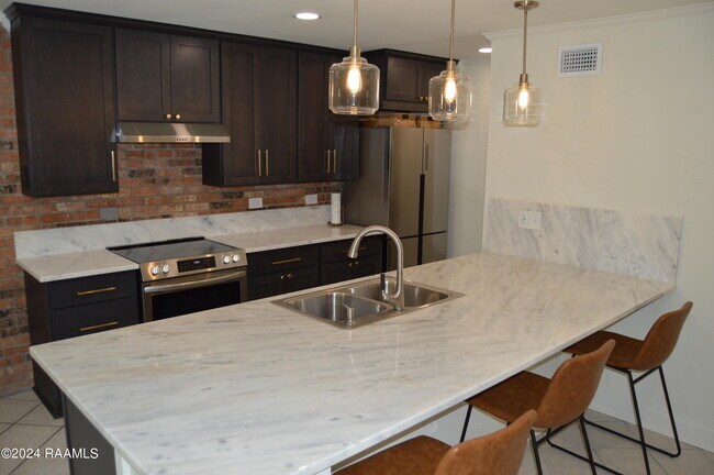 Foto del edificio - 1329 W St Mary Blvd