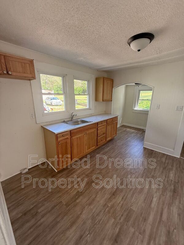 Building Photo - 636 McCreary St