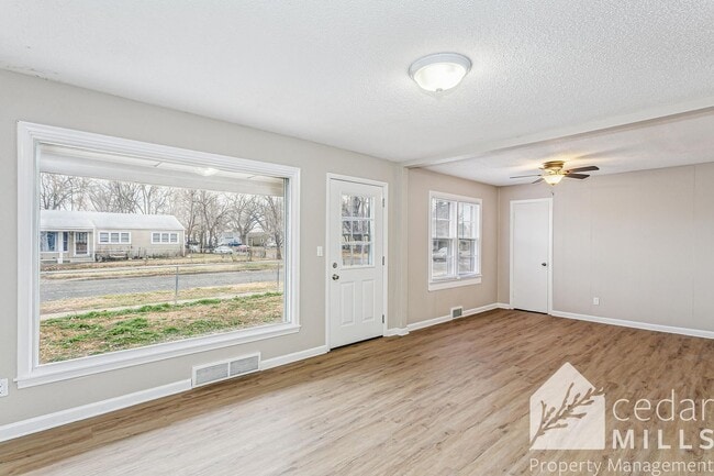 Foto del edificio - Large 3 Bedroom Ranch by South High