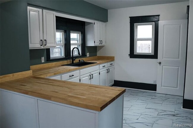 Building Photo - 618 Clinton St