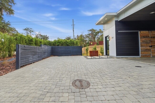 Foto del edificio - 2351 Lake Hall Rd