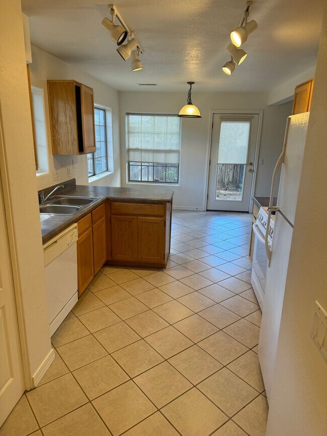Building Photo - Turn Key townhome in Boulder Pointe