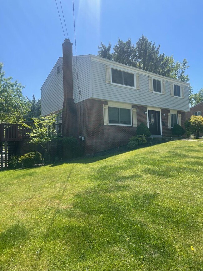 Building Photo - N. Hills 5 Bed, 2.5 Bath House Available J...