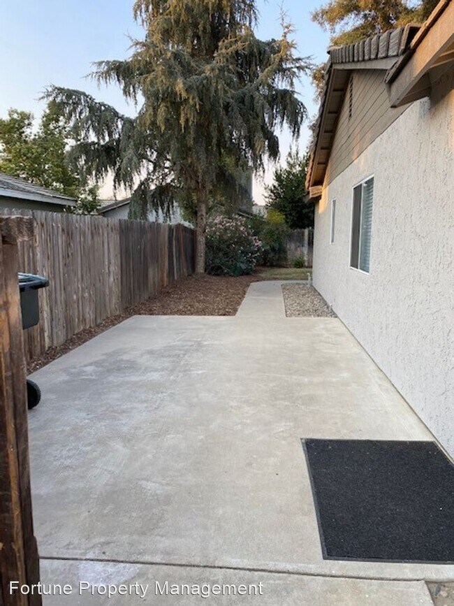 Building Photo - 3 br, 2 bath House - 2410 W. Elowin Ave.