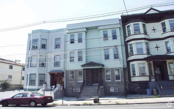 Building Photo - 121 Hutton St