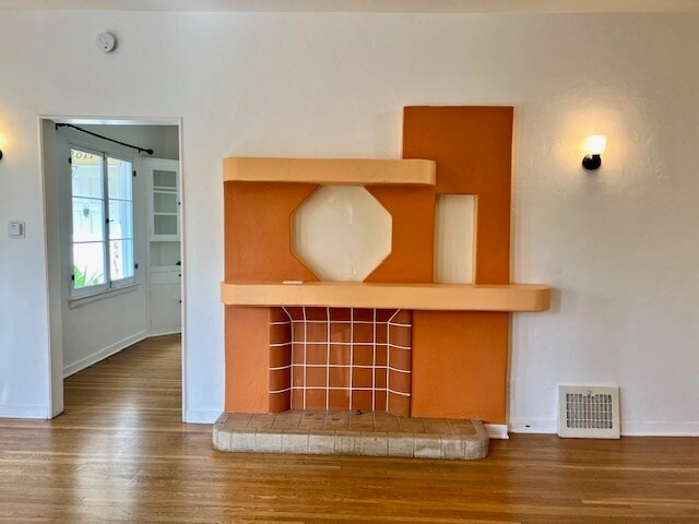 Faux Fireplace - 2013 N Beachwood Dr