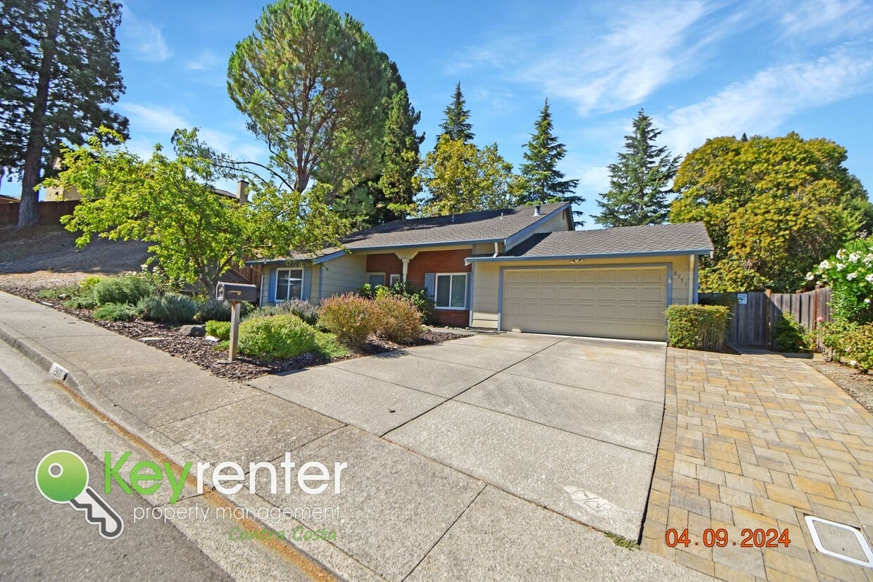Primary Photo - 4 Bed plus Bonus Room and Large Backyard i...