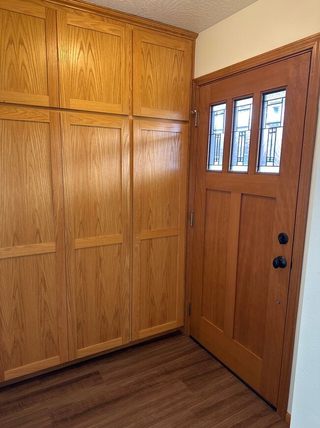 Building Photo - Beautiful 3 bedroom 2 bathroom house in Cr...