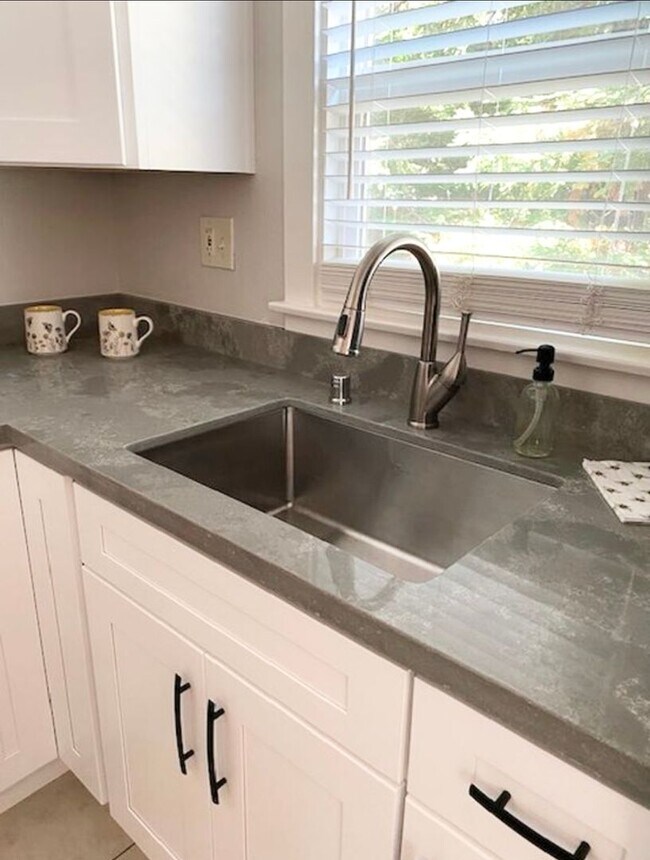 Foto del edificio - Darling Remodeled One Bedroom Cottage for Rent in Old Roseville