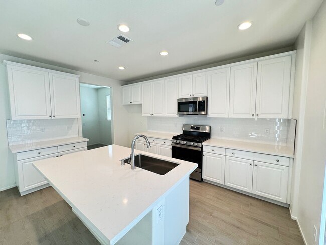 Foto del edificio - Newly built 5 + 3 With Solar! $3900/Month