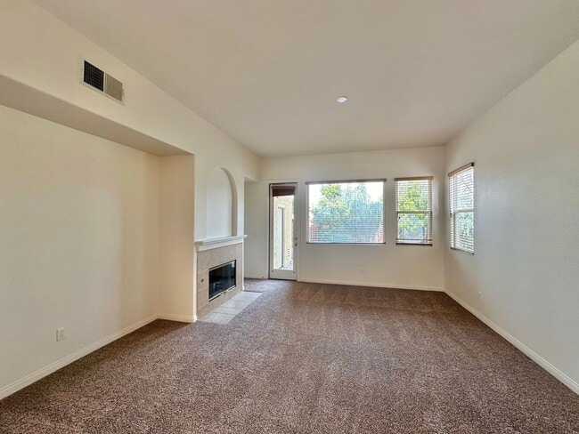 Foto del edificio - Stunning 3BR+Den Tuscan Villa in Torrey Del Mar - Your Dream Home Awaits - More Photos Coming Soon!