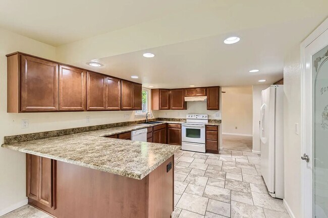 Building Photo - Spacious 4 bedroom Lafayette House with Gr...