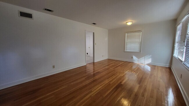 Foto del edificio - 3 Bedroom, 1 Bathroom Brick Ranch-Style Home