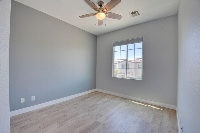 Building Photo - Beautiful 2BR located in Silverado Ranch -...