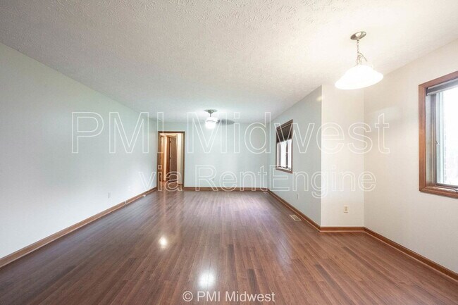 Foto del edificio - 406 Tulip Dr