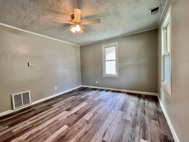 Building Photo - 4015 Parthenia Ave