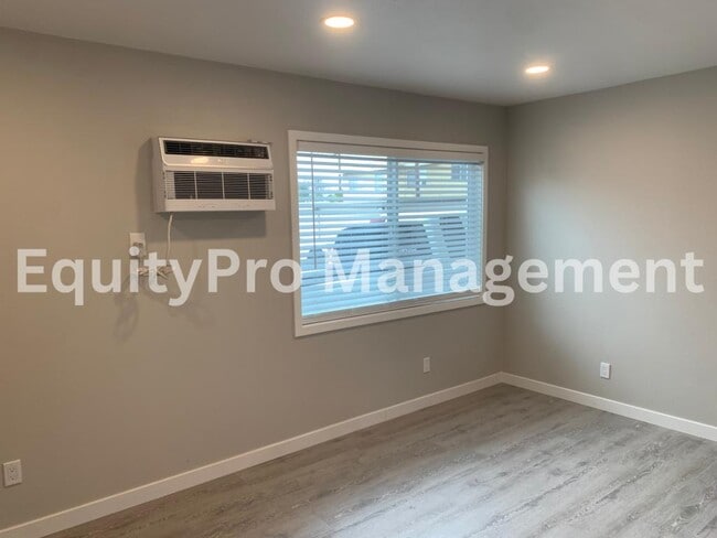 Foto del edificio - 7043 Pickering Ave