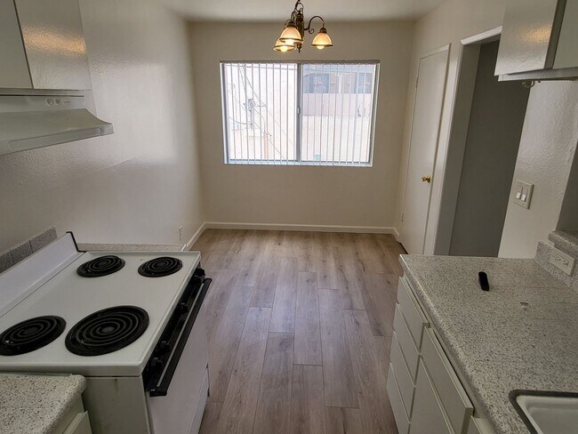 Foto del edificio - Belmont Shore- rent reduction-condo 4 blocks to beach just off of Second St.