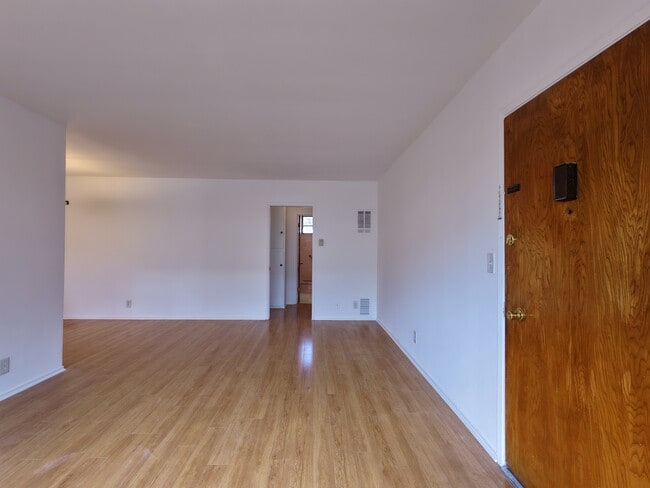 Building Photo - 919 N Orange Grove Ave