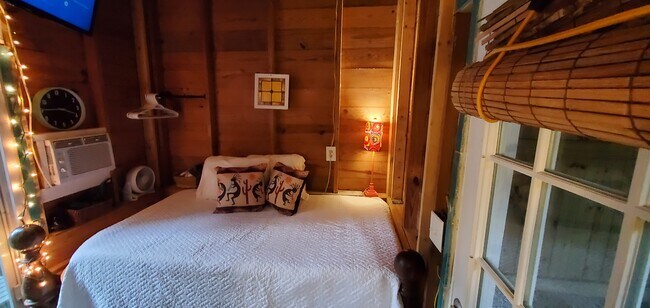 Otra vista de la cama - 5014 Hillwood Cir S