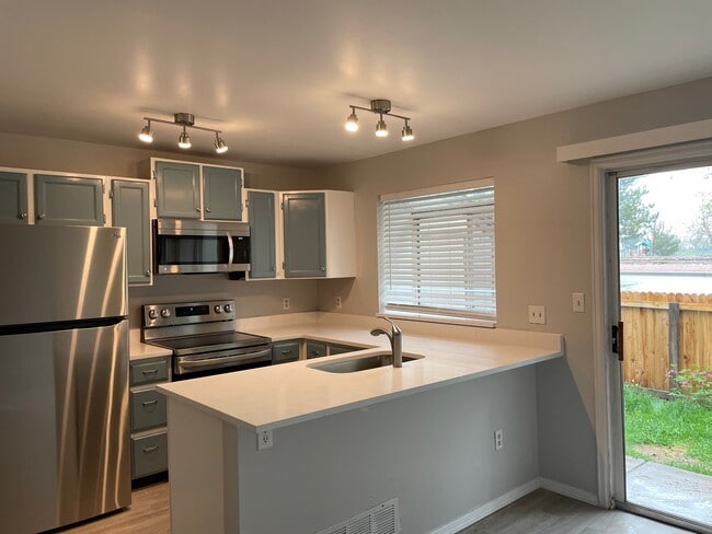 Foto del edificio - 9696 W Chatfield Ave