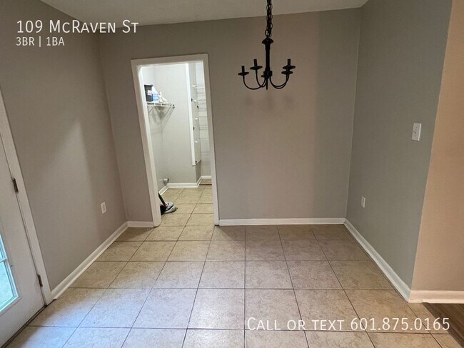 Building Photo - 109 McRaven St
