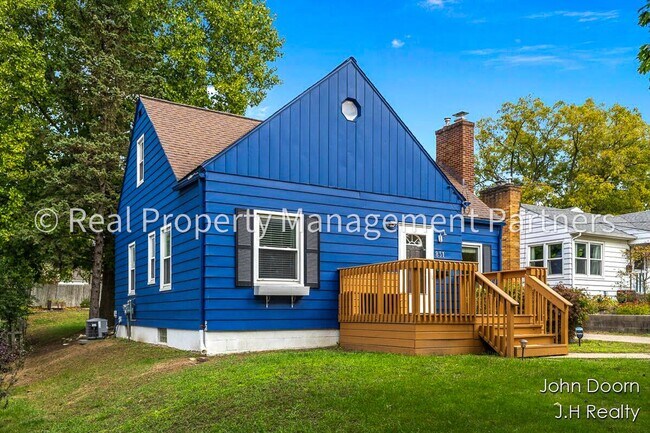 Foto del edificio - Spacious 3-Bedroom Home in Alger Heights –...